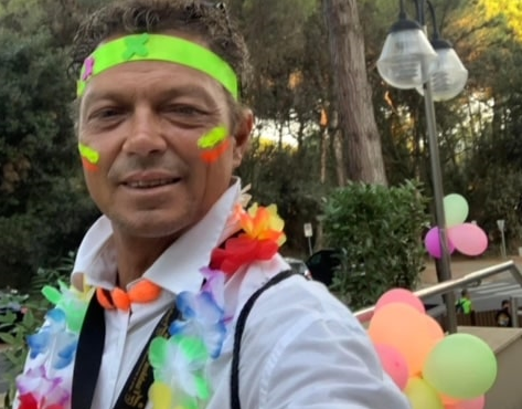 Enrico Noro si occupa dell'intrattenimento per una festa di compleanno.