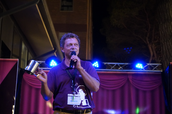 Enrico Noro sul palco di un evento.